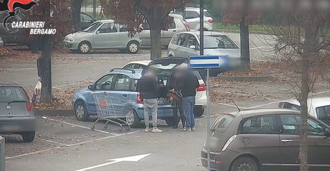 Davanti all’Iper vendono selle per equitazione rubate in cascina: denunciati VIDEO