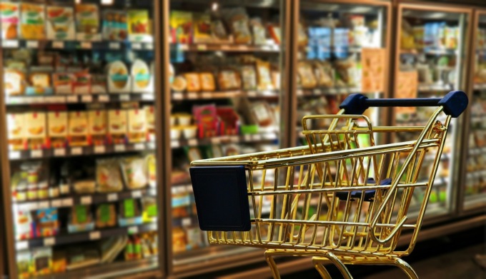 Paga solo uno yogurt, ma nasconde 100 euro di alcolici nel giubbotto, denunciato un 33enne