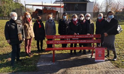 A Verdello una panchina rossa per dire "no" alla violenza sulle donne FOTO