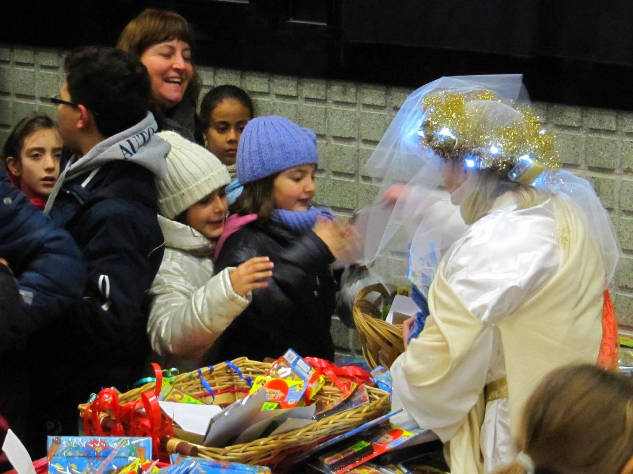Favole al citofono: oggi pomeriggio a Treviglio arriva Santa Lucia