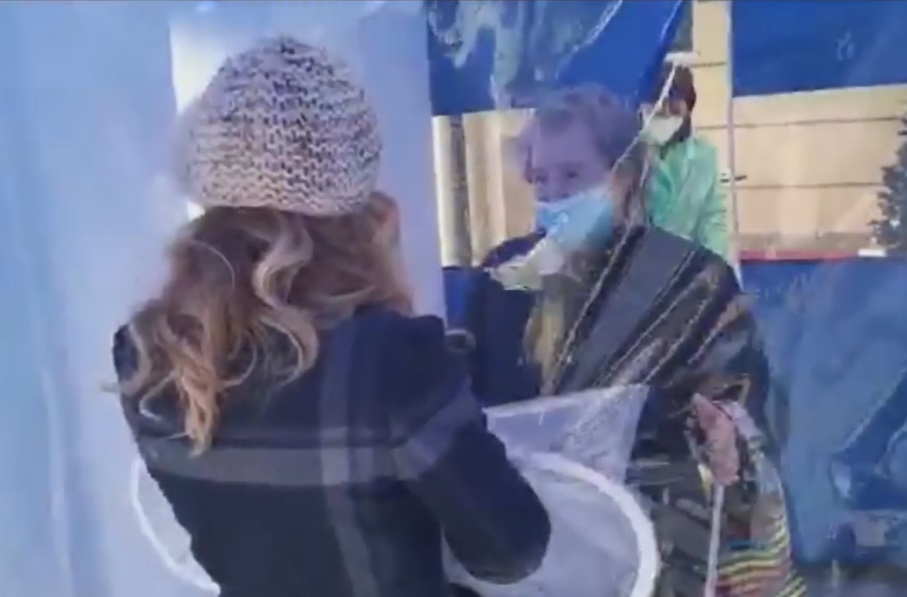 «Il tunnel degli abbracci»: quando l’amore supera  la pandemia FOTO