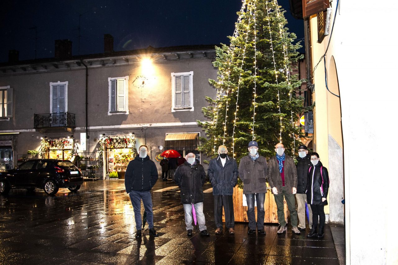 Piazza deserta ma come tradizione l’albero di Natale si è acceso per l’Immacolata