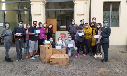 Mascherine sequestrate dalla Guardia di Finanza in dono ai ragazzi dell'Hibiscus FOTO