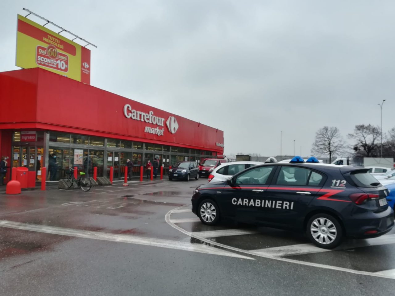 Ladri al Carrefour, svaligiato il supermercato FOTO