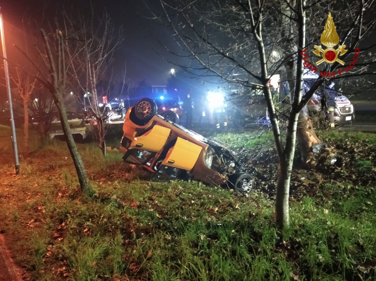 Si ribalta fuori strada con l’auto, intervengono i Vigili del Fuoco volontari