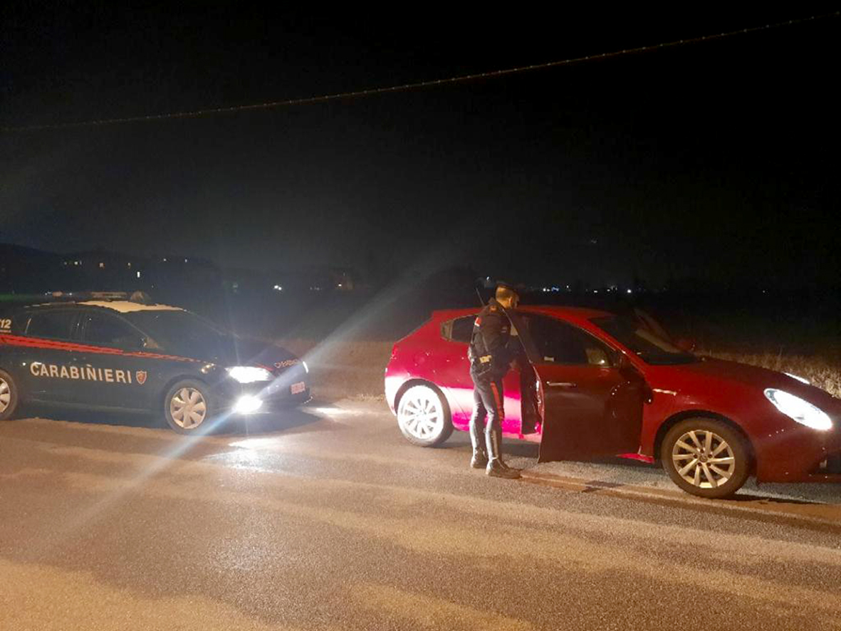 Auto e targhe rubate, fuggono all’alt dei carabinieri