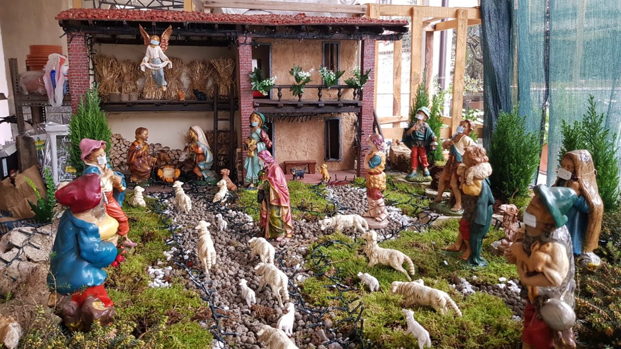 Il presepe di Cividate che rispetta le norme  anti-Covid FOTO