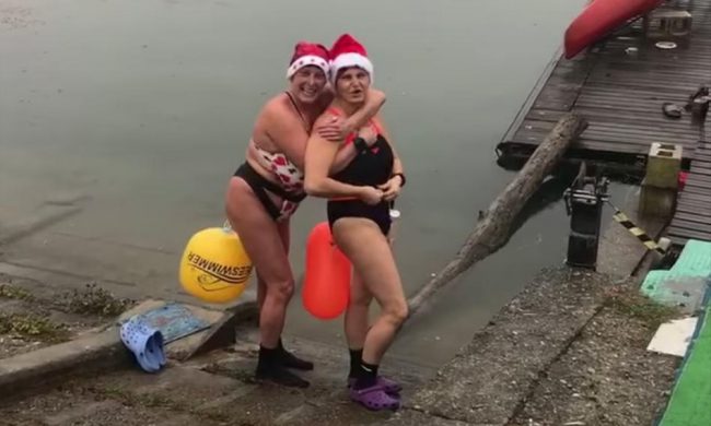 Un tuffo quasi sotto zero nell’acqua dell’Idroscalo