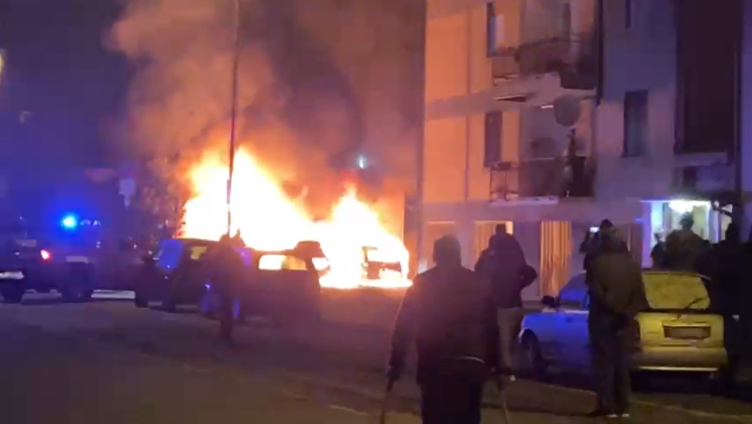 Grosso incendio per strada, tre auto distrutte dalle fiamme VIDEO