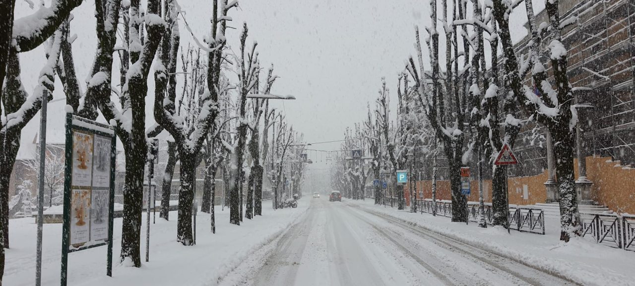 Neve, Imeri: “Evitate ogni spostamento non necessario”. Riaperta la Statale – I CONSIGLI