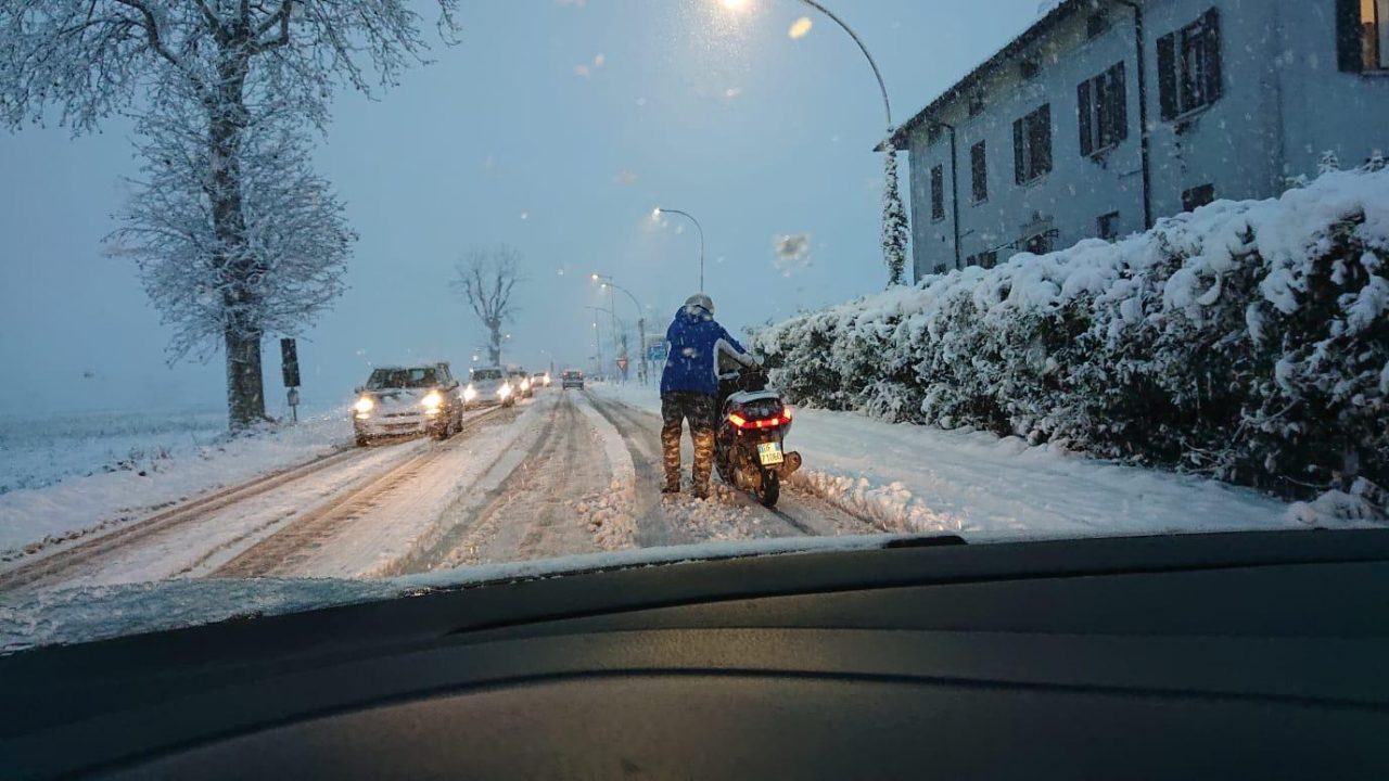 Nevica! La Bassa cambia volto tra magia e disagi