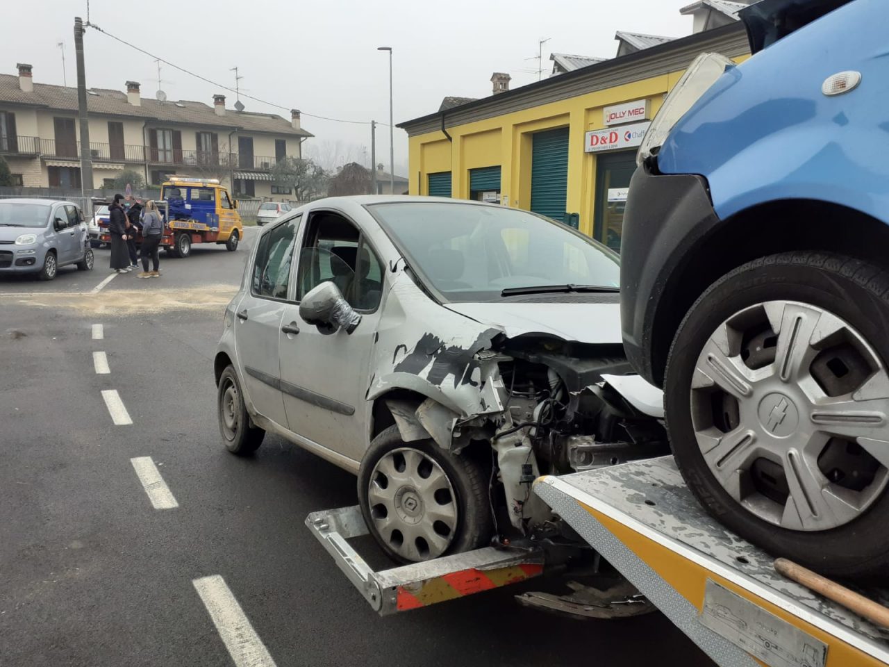 Esce di strada e centra tre auto a Rivolta FOTO
