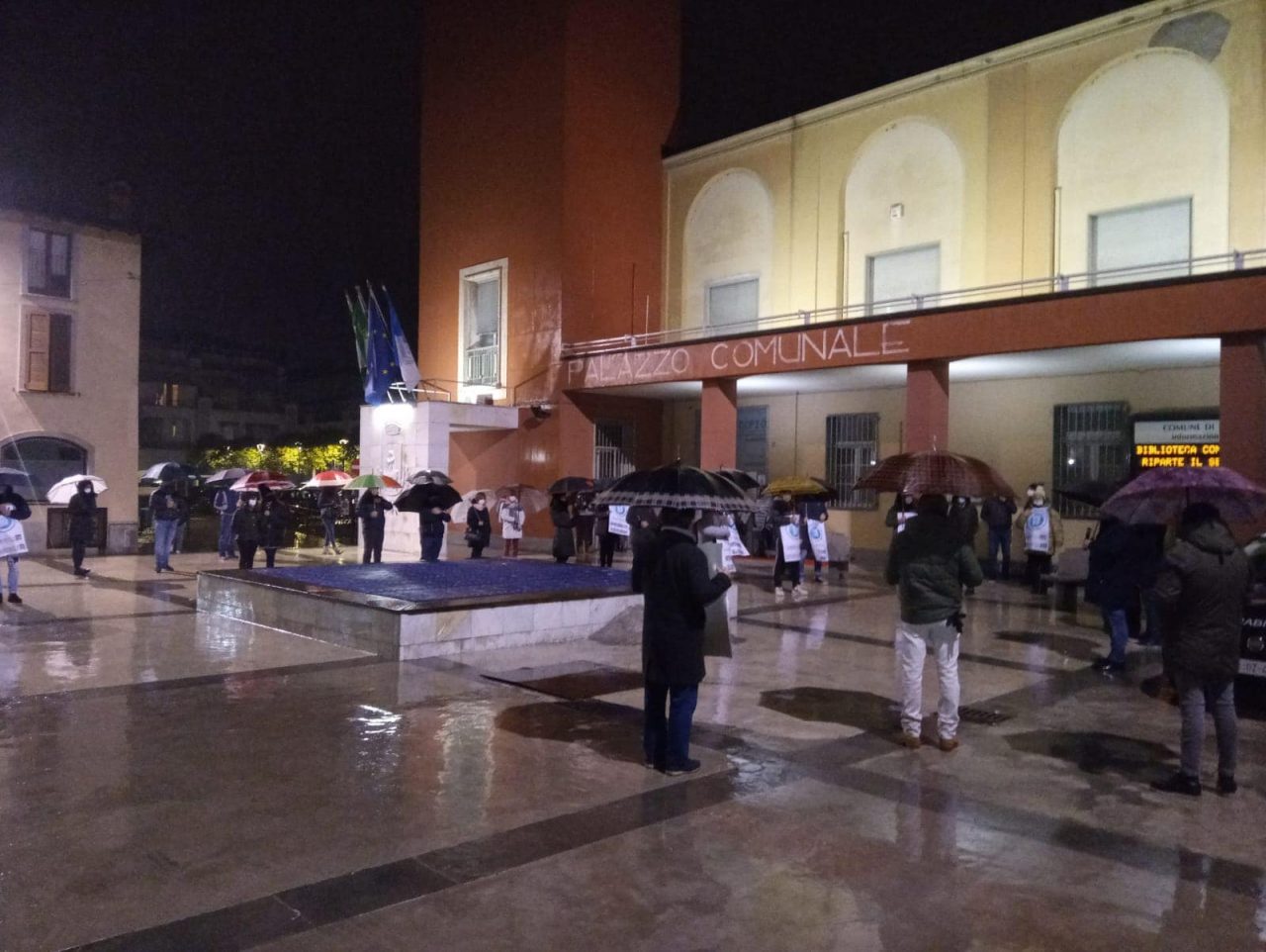 Davanti al Comune la protesta contro la zona rossa