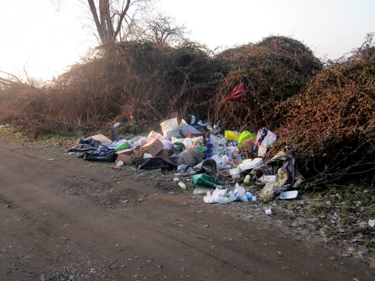 Basta rifiuti abbandonati, Casirate chiude la strada per la cascina dei Poveri