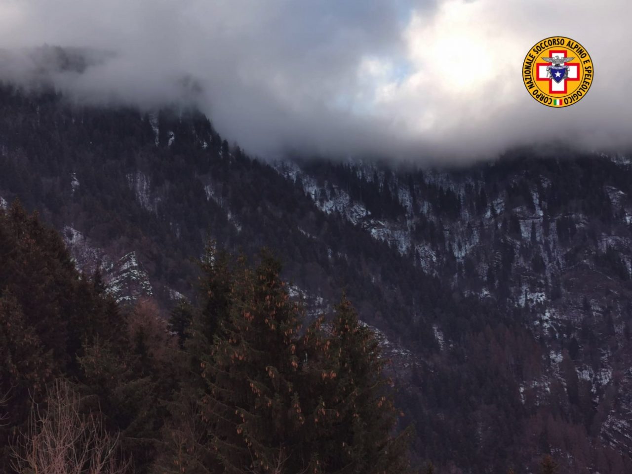 Papà e mamma precipitano e muoiono sul monte Pora davanti alla figlia di 5 anni