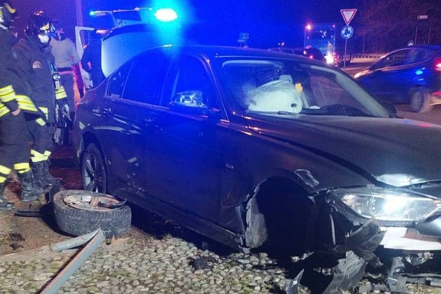 Esce di strada e finisce contro uno spartitraffico, paura sulla Soncinese