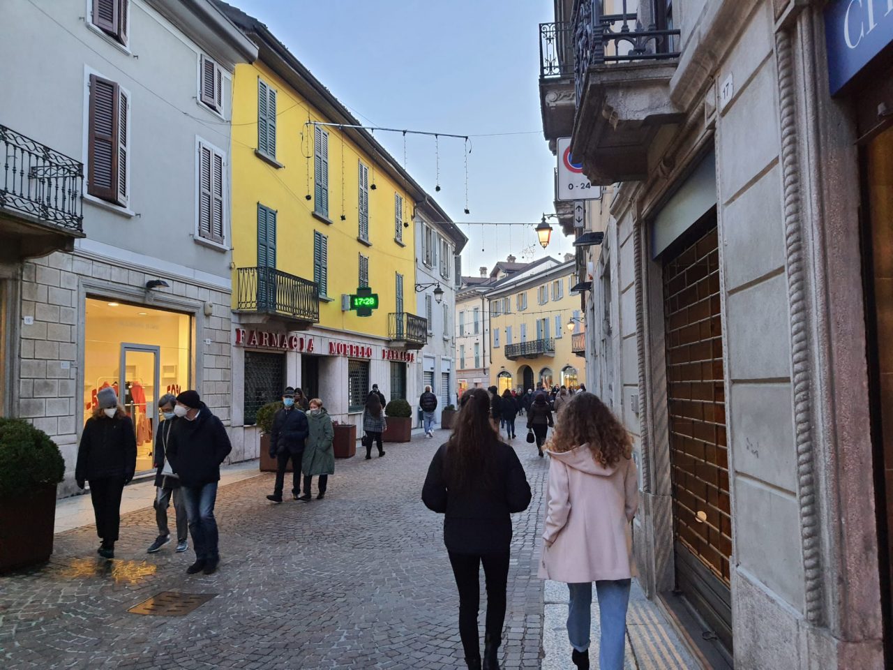 Sole, folla, e una domenica di (quasi) zona gialla. Ma che tristezza quei negozi ancora chiusi