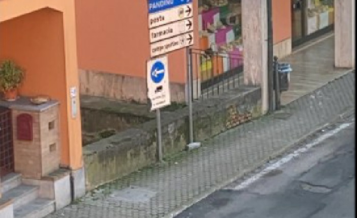 Si accascia per strada, salvata da due giovani grazie al defibrillatore