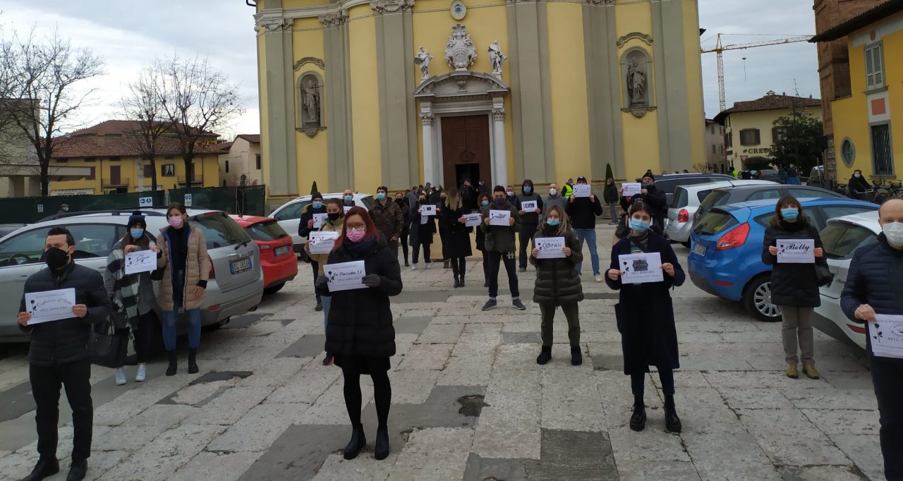 Baristi e ristoratori protestano in piazza: “Così le nostre attività muoiono”