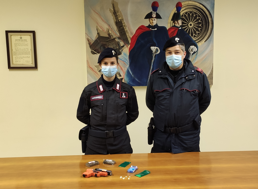 Droga e pistola urticante al circo: arrestato