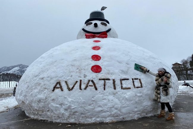 Il mega pupazzo di neve da 200 quintali: “Anche questo è un simbolo di speranza”