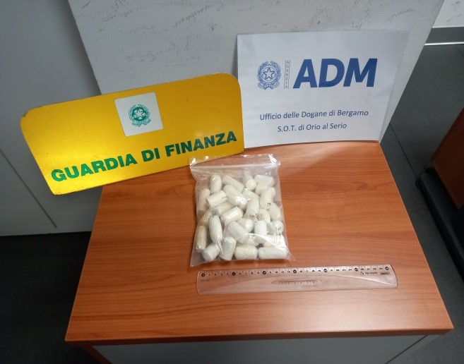 Ancora droga in aeroporto a Orio: 34 ovuli di cocaina purissima