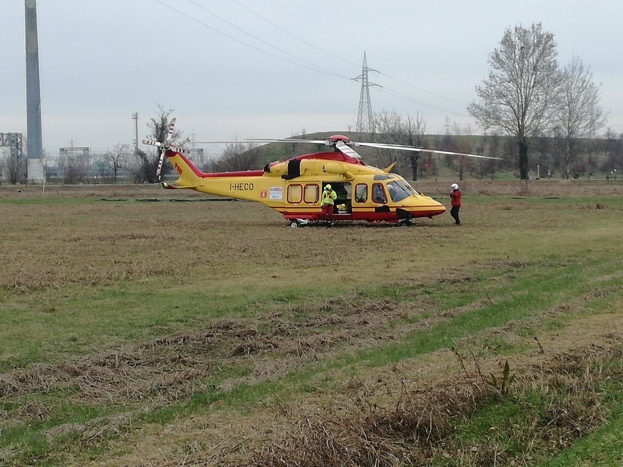 Cade dalla moto, ferito 18enne a Cascine San Pietro: arriva l’elisoccorso