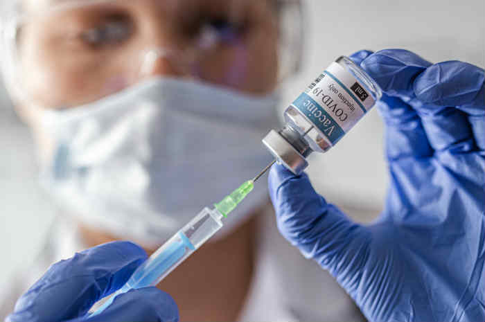 Prenotazione vaccino: come i cittadini stranieri possono accedere al portale
