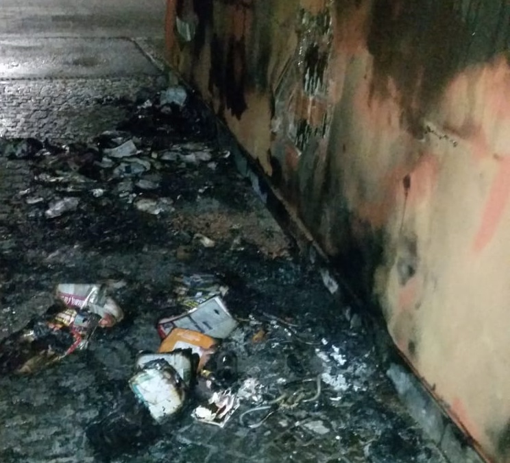 Fiamme nelle notte, a fuoco un portone in centro FOTO