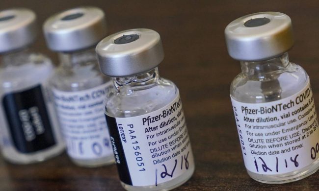 “Domenica finiremo i vaccini e Arcuri ci chiede di rallentare, è scandaloso”