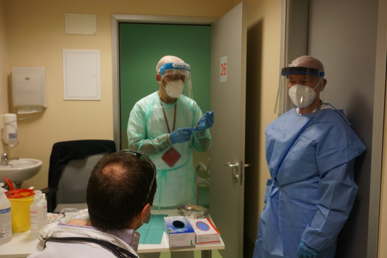 Vaccini Covid-19, campagna di massa dal 12 aprile. Per gli anziani da vaccinare a domicilio pochi  medici disponibili