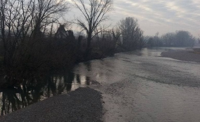 Il fucile da caccia cade nel Serio: le foto dell’intervento dei pompieri