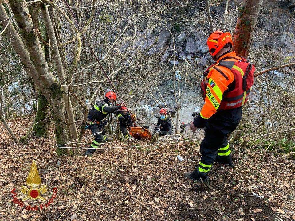 Finisce fuori strada e perde la vita, incidente mortale a Camerata Cornello