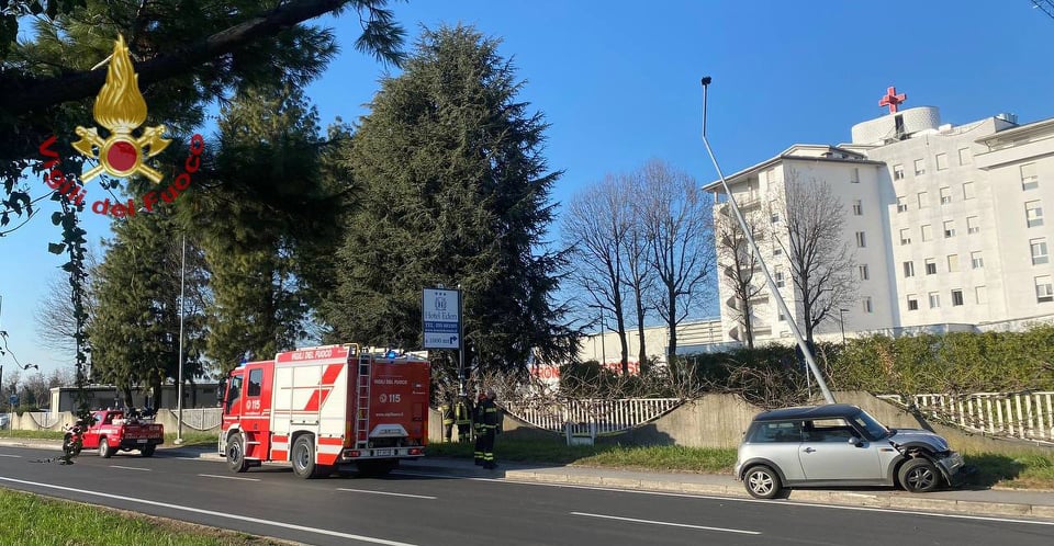 Si schianta contro un lampione, intervengono i Vigili del Fuoco