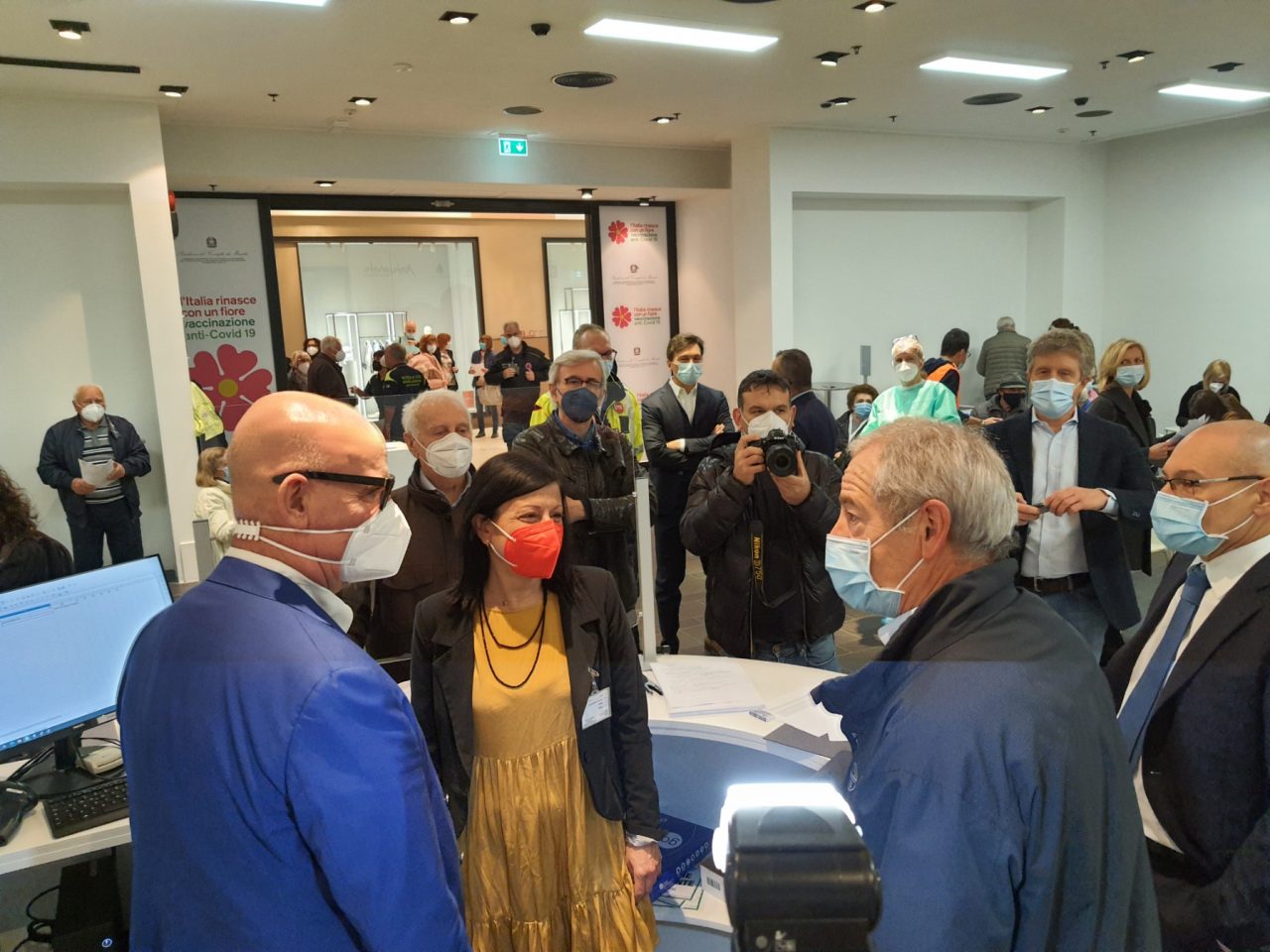 Bertolaso ad Antegnate per il via ai vaccini. E da oggi prenotazioni aperte per gli over 60 della cintura sanitaria dell’Oglio