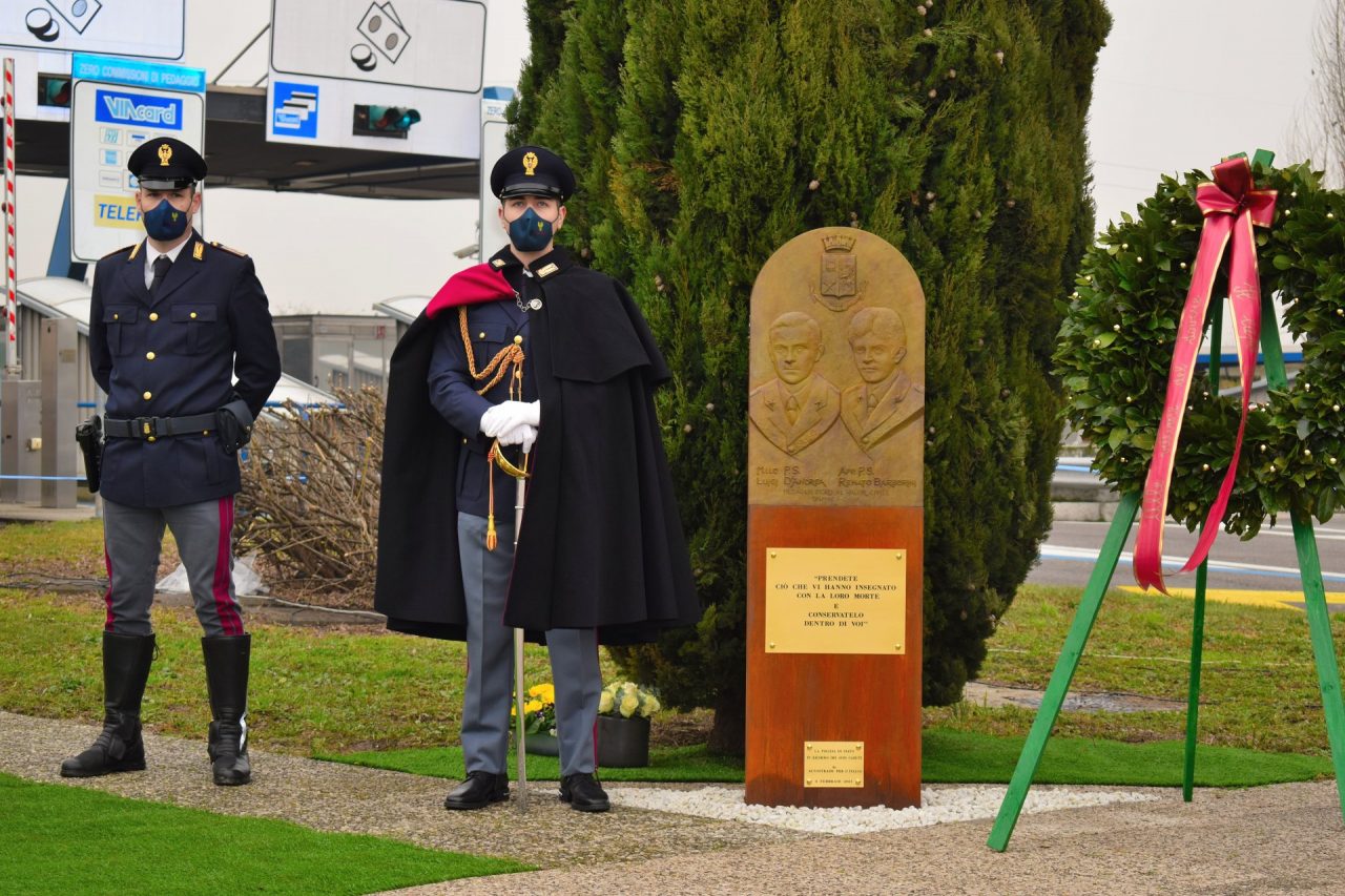 Una stele per i poliziotti uccisi a Dalmine