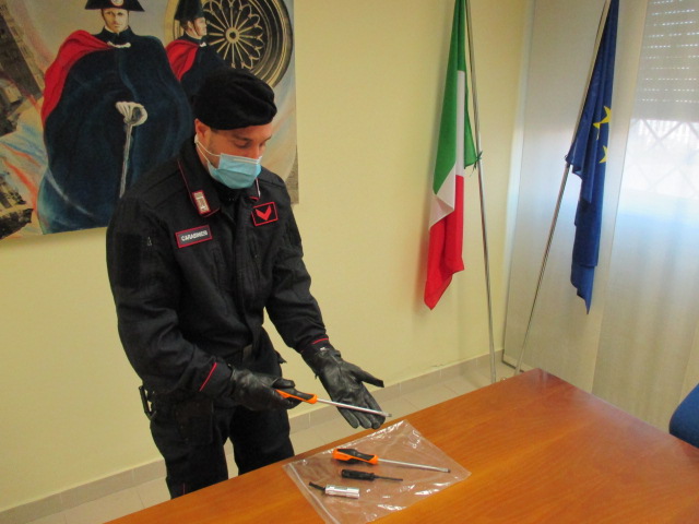 In fuga dopo l’Alt dei carabinieri, in auto avevano attrezzi per lo scasso