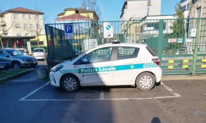 Parcheggio creativo della Polizia locale e sul web scatta l'ironia (e un po' di irritazione)