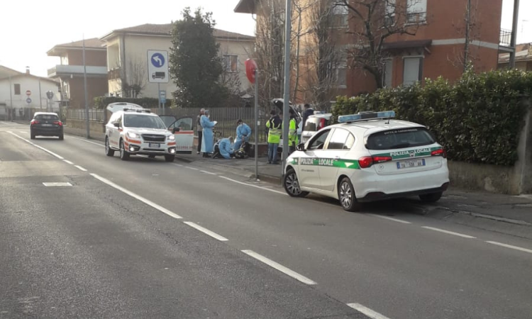 Ciclista investito in via Oberdan, soccorsi sul posto