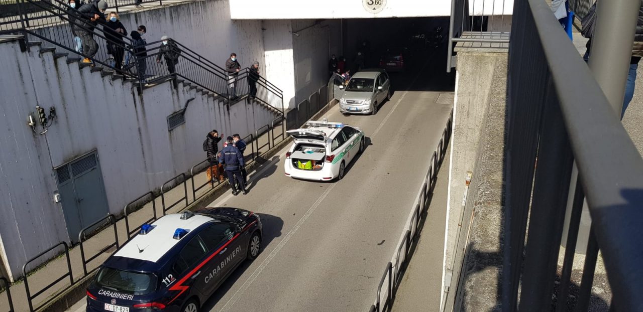 Travolto da un’auto nel sottopasso, muore giovane volontario dei Vigili del fuoco