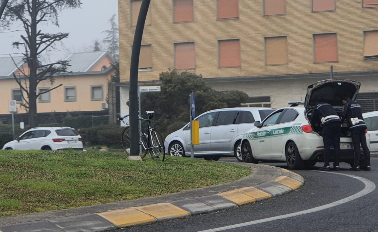 Ciclista investito in Largo Vittorio Emanuele II