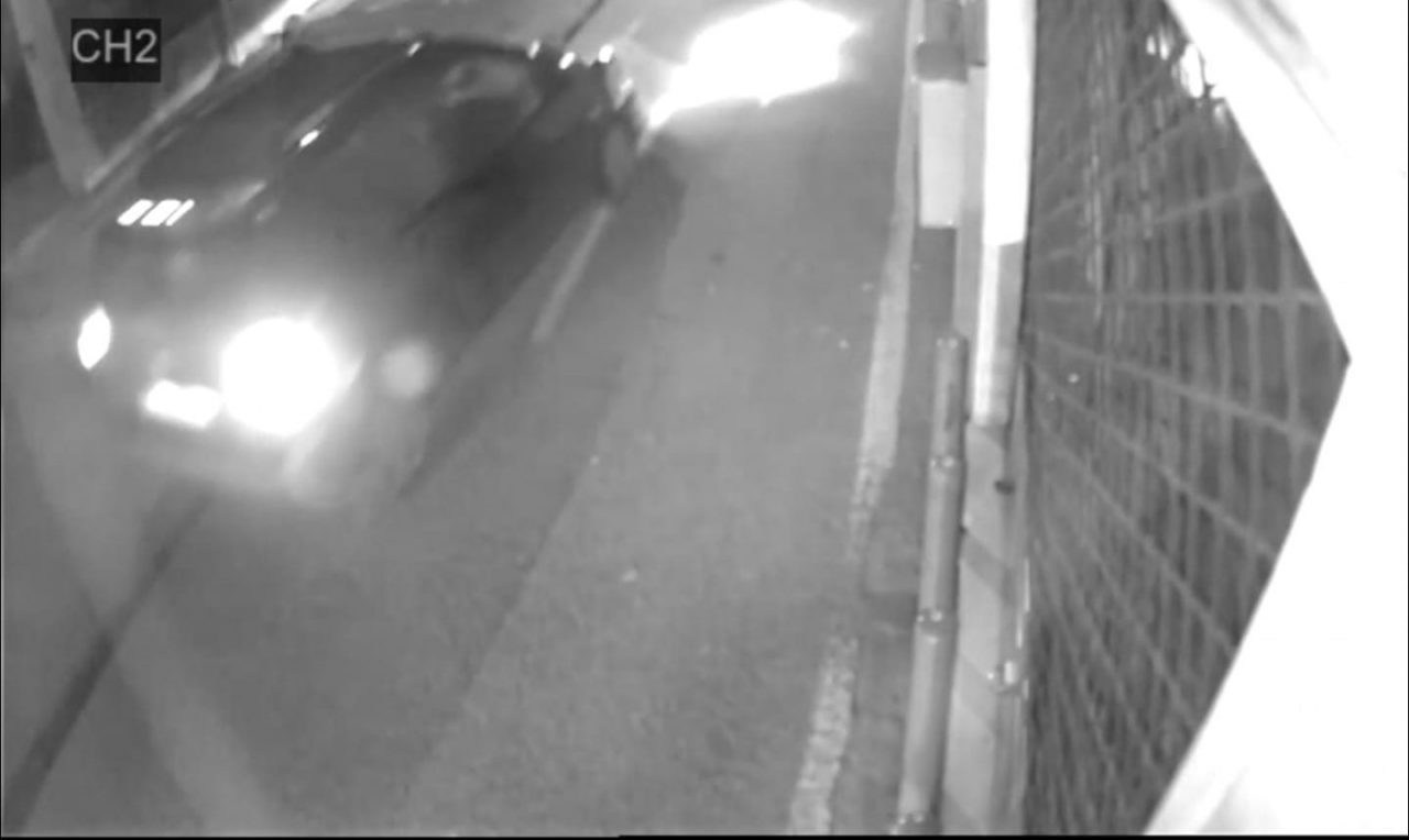 Sperona e danneggia tre auto in sosta e poi scappa, i testimoni si fanno avanti