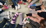 Domani è la Giornata dei calzini spaiati: un'idea semplice ma dal grande significato