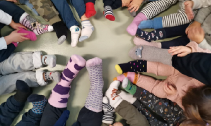 Piccoli calzini spaiati per ricordarci che siamo tutti uguali, tutti diversi, tutti importanti