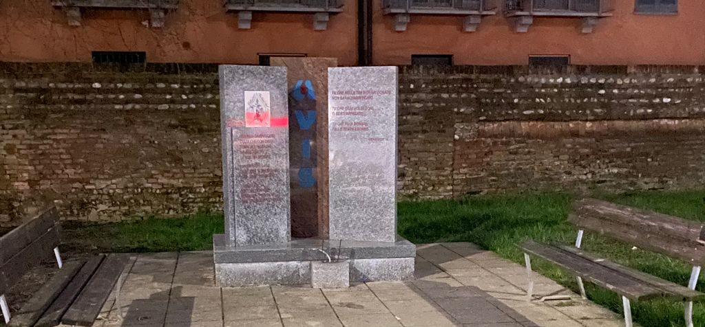 Vandali in azione, danni alla stele dell’Avis e al parco di Nosadello