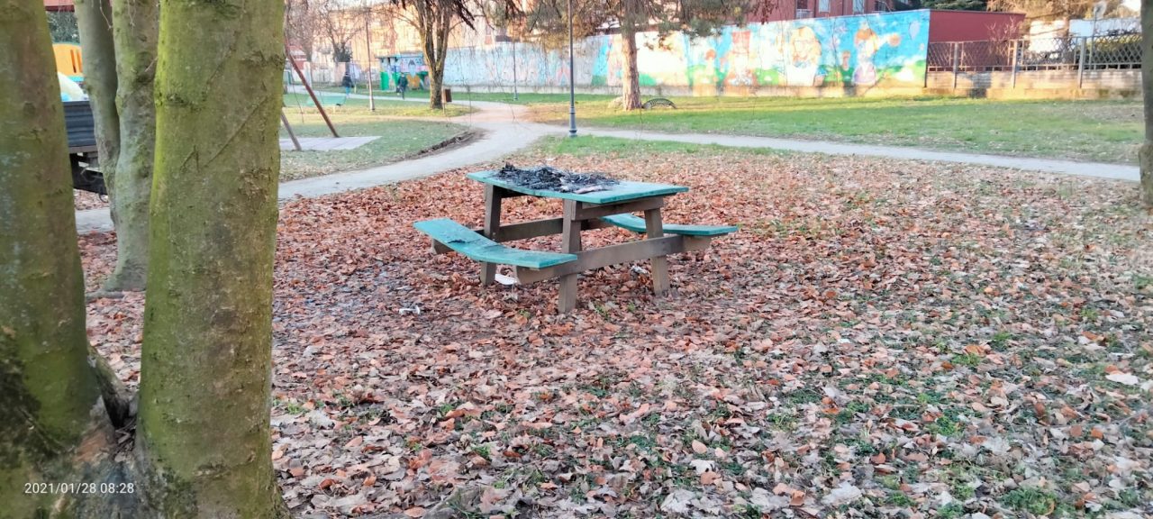 Falò al Parco Rosselli: incendiato un tavolo