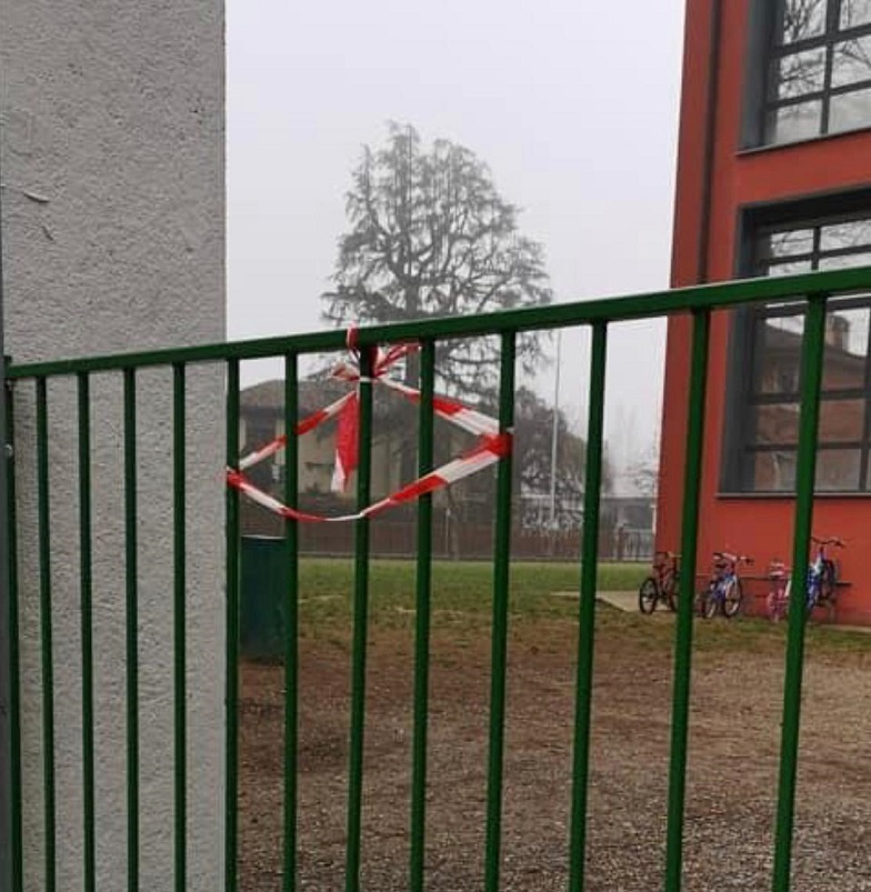 Recinzione della scuola danneggiata, ma già riparata: “Nessun pericolo per i bambini”