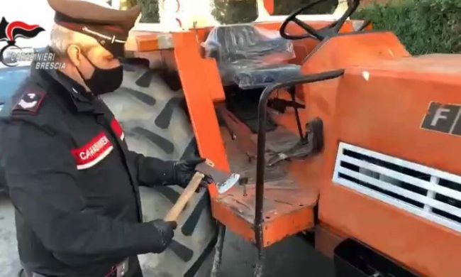Parte col trattore e un’ascia per ammazzare l’ex moglie: fermato dai carabinieri