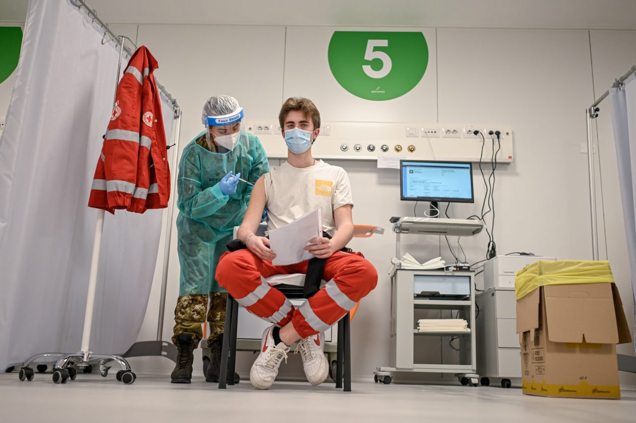 Prove di vaccinazioni anti-Covid di massa, a Milano cronometrate le somministrazioni