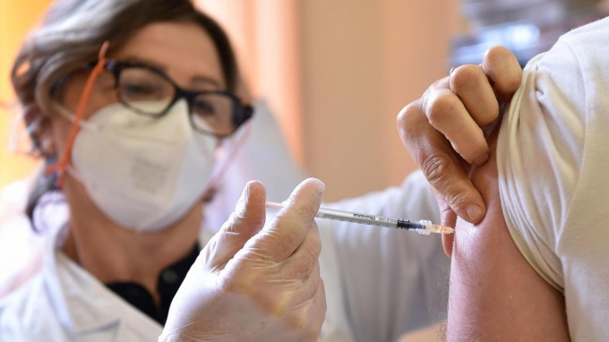 Vaccino Covid in farmacia: ecco quelle della Bassa che hanno aderito